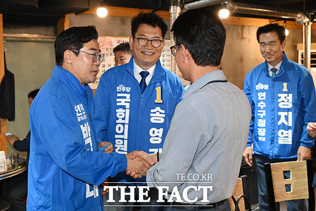 연수구 맛고을길 일대를 돌며 시민들에게 인사하는 더불어민주당 정지열 연수구청장 후보와 박찬대 인천시장 후보, 송영길 연수구갑 재보궐선거 후보(왼쪽부터).