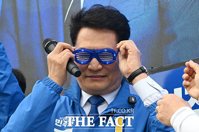 잠시 고민 후 'LED 안경 착용'