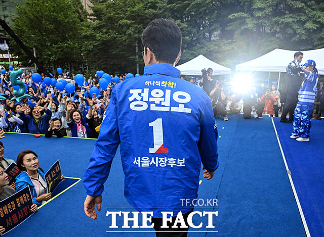 정원오 더불어민주당 서울시장 후보가 21일 오전 서울 성동구 왕십리역 광장에서 열린 집중유세에 참석해 지지를 호소하고 있다. /배정한 기자