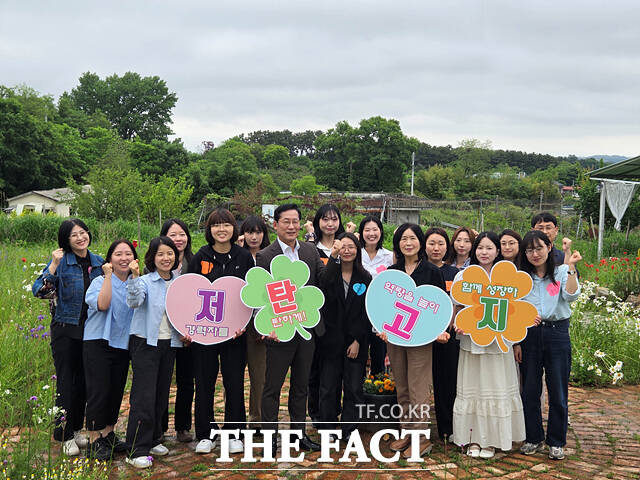 21일 익산교육지원청 신규 공무원들이 워크숍 기념 촬영을 하고 있다. /익산교육지원청