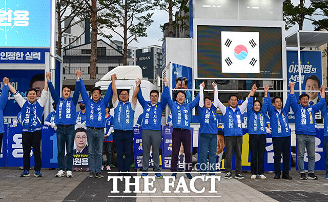 김용남 더불어민주당 평택을 국회의원 재선거 후보와 최원용 민주당 평택시장 후보를 비롯한 시·도 의원 후보들이 손을 맞잡고 인사하고 있다.