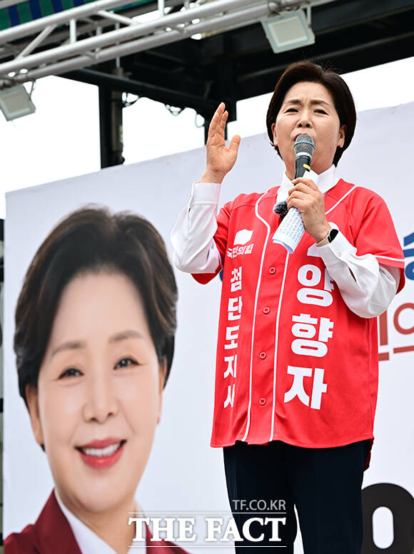 양향자 국민의힘 경기도지사 후보가 6.3 지방선거 공식선거운동 첫날인 21일 오후 경기 수원시 팔달구 남문시장 입구에서 열린 출정식 및 집중유세에 참석해 지지를 호소하고 있다. /수원=임영무 기자