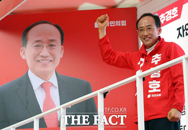 추경호 국민의힘 대구시장 후보가 21일 오후 대구 중구 현대백화점 앞에서 열린 '국민의힘 지방선거 출정식'에 참석해 시민들에게 지지를 호소하고 있다. /대구=박헌우 기자
