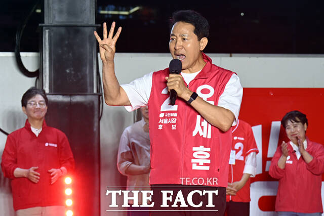 오세훈 국민의힘 서울시장 후보가 제9회 전국동시지방선거 공식 선거운동 첫날인 21일 오후 서울 중구 청계광장에서 열린 출정식에서 유권자들에게 지지를 호소하고 있다. /이새롬 기자