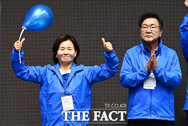 이수진 더불어민주당 의원(왼쪽)이 6.3 지방선거 공식선거운동 첫날인 21일 오전 경기 성남시 분당 서현역 앞에서 열린 추미애 후보 출정식에서 참석해 지지를 호소하고 있다. /성남=임영무 기자