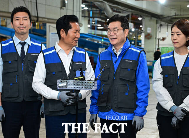 정청래 더불어민주당 대표와 정원오 서울시장 후보, 문종철 광진구청장 후보(왼쪽부터)가 제9회 전국동시지방선거 공식 선거운동 시작일인 21일 0시 서울 광진구 동서울우편집중국을 찾아 택배 물류 작업을 하고 있다. /이새롬 기자