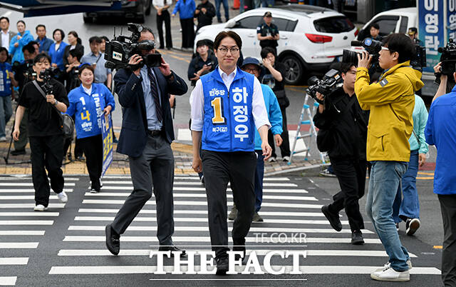 하정우 더불어민주당 부산 북구갑 국회의원 후보가 21일 오전 부산 북구 구포대교 사거리에서 출정식을 열고 발언하고 있다. /부산=박상민 기자