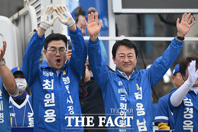 김용남 더불어민주당 평택을 국회의원 재선거 후보(오른쪽)와 최원용 민주당 평택시장 후보가 21일 경기 평택시 고덕동 함박산중앙공원에서 열린 합동집중유세에 참석해 인사하고 있다. /평택=남윤호 기자