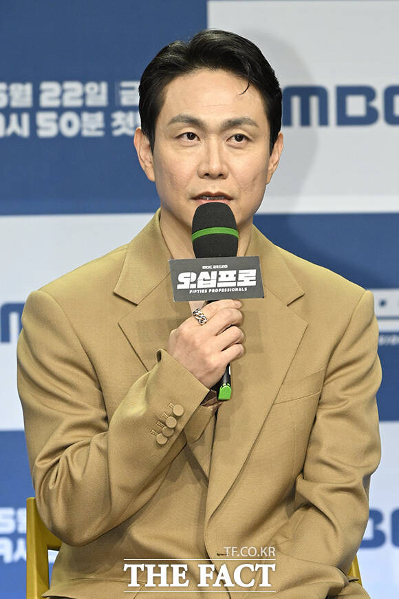 한동화 감독과 배우 이학주, 허성태, 오정세, 신하균, 김신록(왼쪽부터)이 포즈를 취하고 있다.
