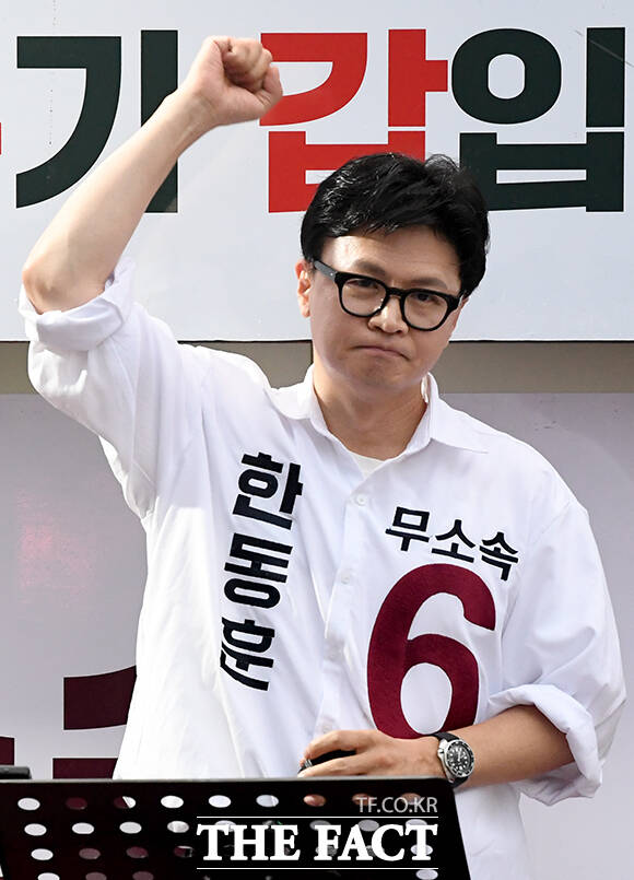 한동훈 무소속 부산 북구갑 국회의원 후보(왼쪽)가 21일 오후 부산 북구 구포시장 인근 쌈지공원에서 열린 출정식에서 아내 진은정 변호사와 함께 유권자들의 지지를 호소하고 있다. /부산=박상민 기자