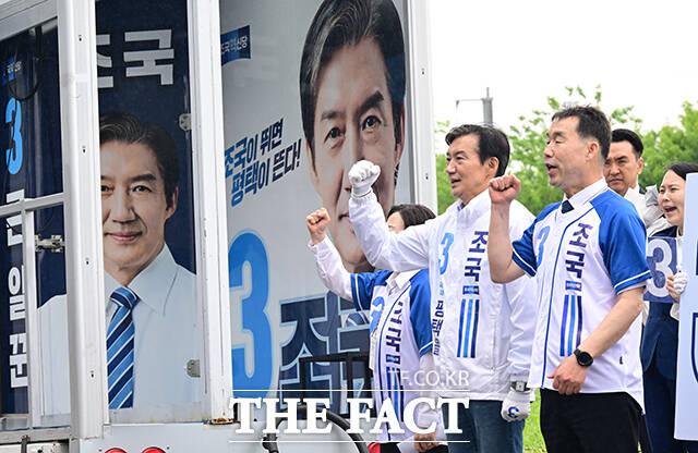 조국 조국혁신당 평택을 국회의원 재선거 후보가 21일 오전 경기 평택시 고덕면 KTX 경기남부역사 예정 부지에서 열린 공식선거운동 출정식에서 지지를 호소하고 있다. /평택=남윤호 기자