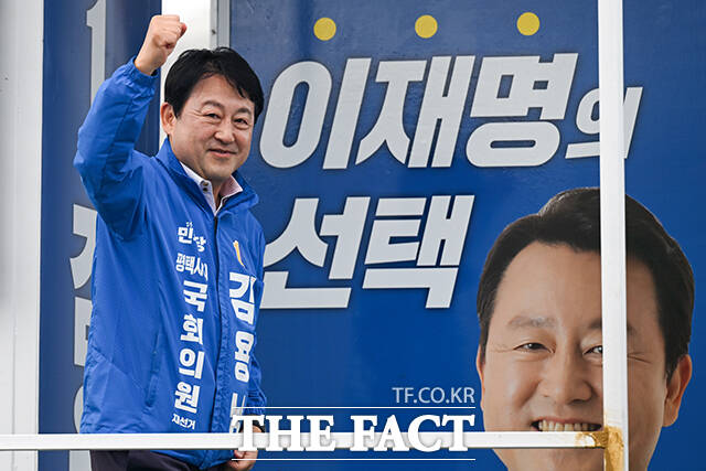 김용남 더불어민주당 평택을 국회의원 재선거 후보와 최원용 민주당 평택시장 후보를 비롯한 시·도 의원 후보들이 손을 맞잡고 인사하고 있다.