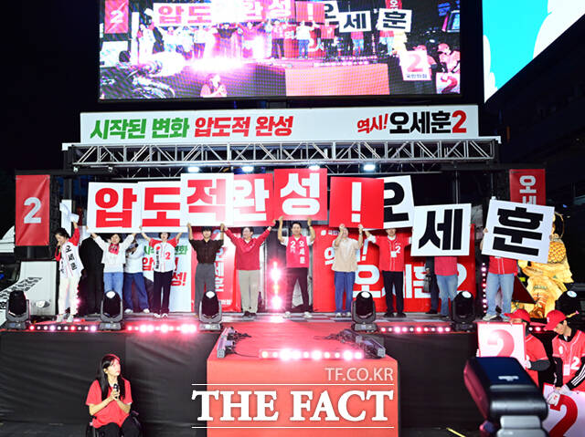 오세훈 국민의힘 서울시장 후보(오른쪽)와 유승민 전 의원이 제9회 전국동시지방선거 공식 선거운동 첫날인 21일 오후 서울 중구 청계광장에서 열린 출정식에서 손을 맞잡고 있다.