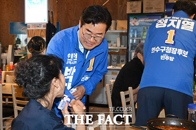 연수구 맛고을길 일대를 돌며 시민들에게 인사하는 더불어민주당 정지열 연수구청장 후보와 박찬대 인천시장 후보, 송영길 연수구갑 재보궐선거 후보(왼쪽부터).