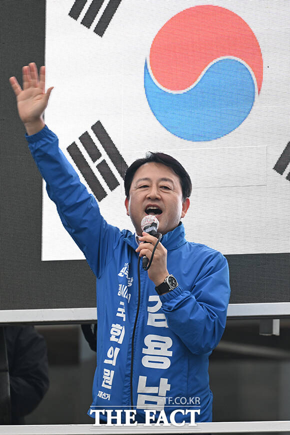 김용남 더불어민주당 평택을 국회의원 재선거 후보와 최원용 민주당 평택시장 후보를 비롯한 시·도 의원 후보들이 손을 맞잡고 인사하고 있다.