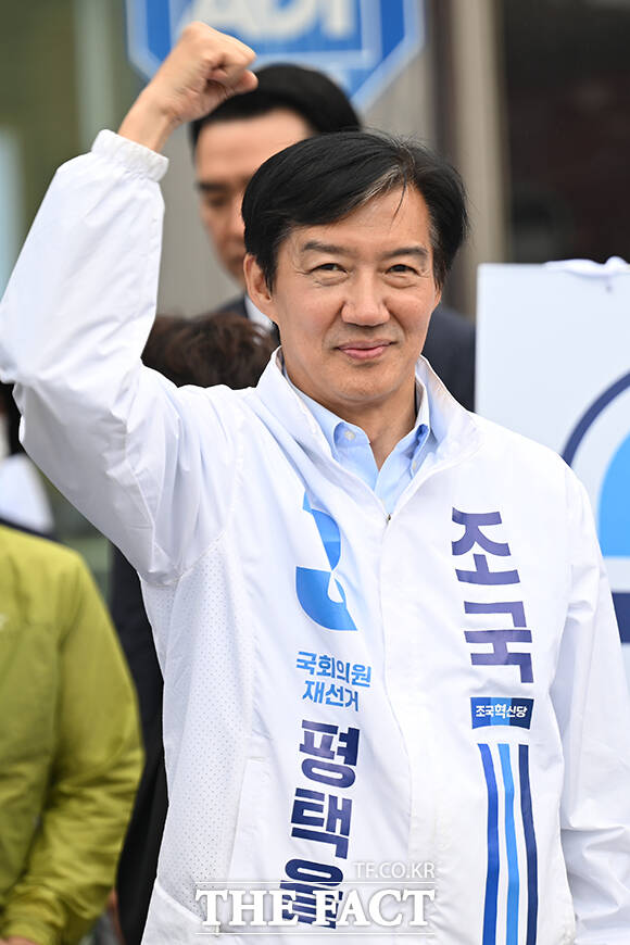 유세 발언에 앞서 운전자들에게 인사하며 악수 청하는 조국 후보.