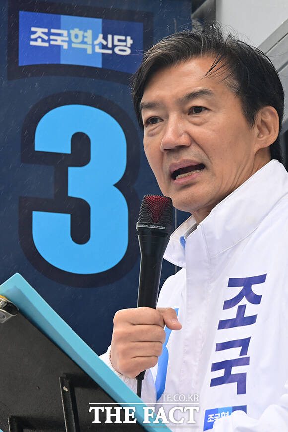조국 조국혁신당 평택을 국회의원 재선거 후보가 21일 오전 경기 평택시 고덕면 KTX 경기남부역사 예정 부지에서 열린 공식선거운동 출정식에서 지지를 호소하고 있다. /평택=남윤호 기자