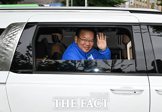 김부겸 더불어민주당 대구시장 후보가 21일 오후 대구 수성구 신매시장 앞에서 열린 집중유세에서 시민들에게 지지를 호소하고 있다. /대구=박헌우 기자