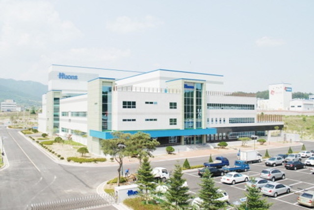 휴온스글로벌 소액주주들은 비상장 자회사 휴온스랩과의 합병이 우회상장 심사 대상이라고 주장하고 있다. /휴온스그룹