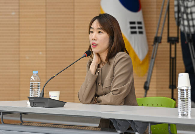 김민정 감독이 AI 영화에 대해 설명하고 있다. /영주시