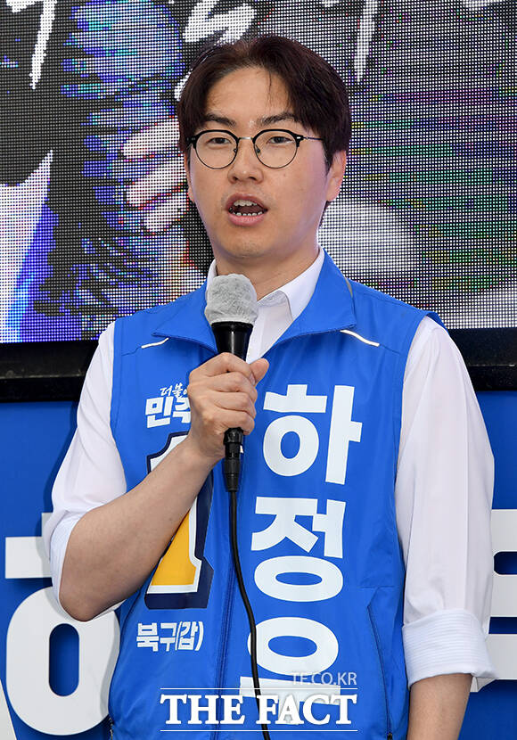 하정우 더불어민주당 부산 북구갑 국회의원 후보가 21일 오전 부산 북구 구포대교 사거리에서 출정식을 열고 발언하고 있다. /부산=박상민 기자