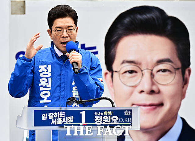 정원오 더불어민주당 서울시장 후보가 21일 오전 서울 성동구 왕십리역 광장에서 열린 집중유세에 참석해 지지를 호소하고 있다. /배정한 기자