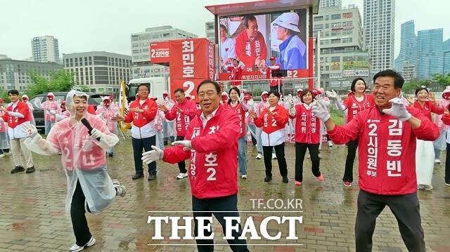 최민호 국민의힘 세종시장 후보가 21일 나성동 백화점 부지에서 출정식을 갖고 유권자들에게 지지를 호소하고 있다. /김형중 기자