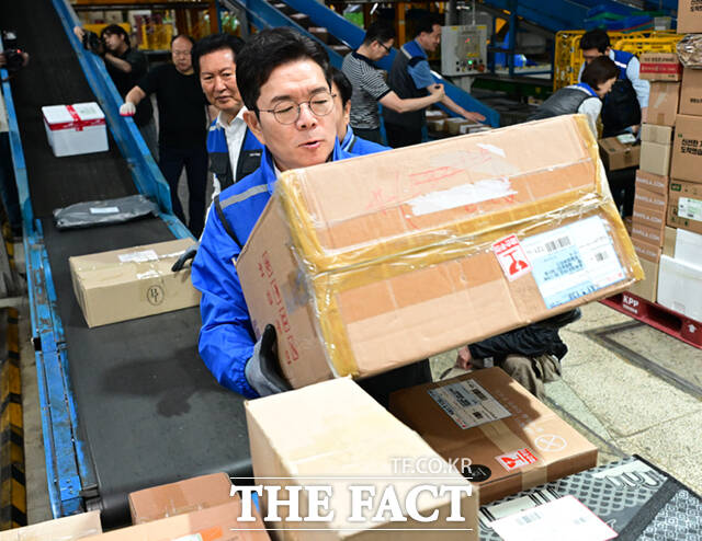 정청래 더불어민주당 대표와 정원오 서울시장 후보, 문종철 광진구청장 후보(왼쪽부터)가 제9회 전국동시지방선거 공식 선거운동 시작일인 21일 0시 서울 광진구 동서울우편집중국을 찾아 택배 물류 작업을 하고 있다. /이새롬 기자