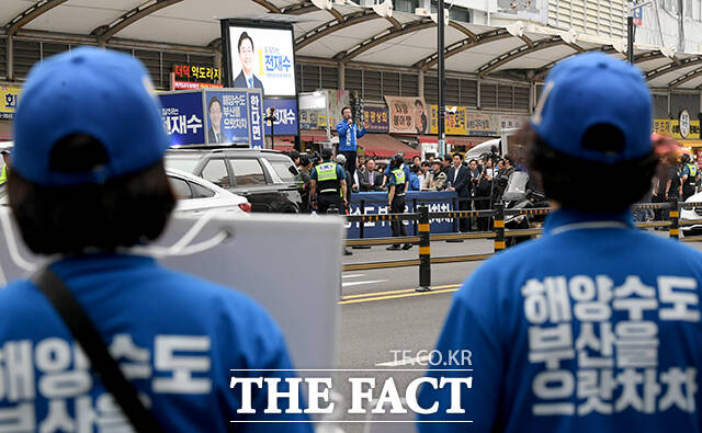 전재수 더불어민주당 부산시장 후보가 21일 오후 부산 진구 부전역에서 출정식을 열고 지지를 호소하고 있다. /부산=박상민 기자