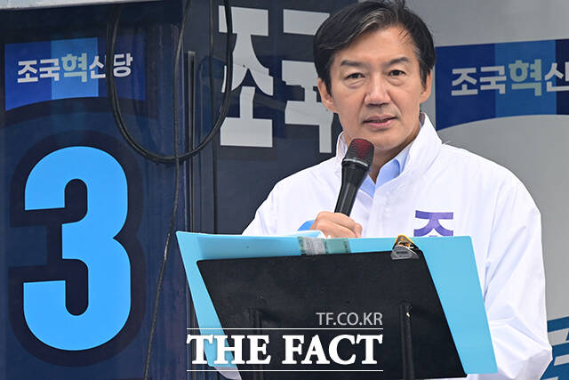 조국 조국혁신당 평택을 국회의원 재선거 후보가 21일 오전 경기 평택시 고덕면 KTX 경기남부역사 예정 부지에서 열린 공식선거운동 출정식에서 지지를 호소하고 있다. /평택=남윤호 기자