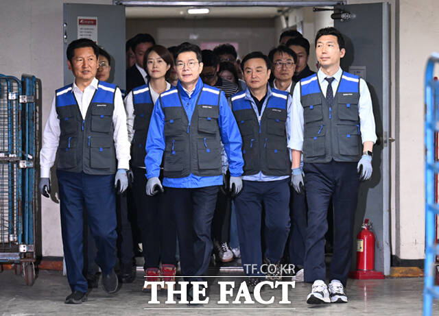 정청래 더불어민주당 대표와 정원오 서울시장 후보, 문종철 광진구청장 후보(왼쪽부터)가 제9회 전국동시지방선거 공식 선거운동 시작일인 21일 0시 서울 광진구 동서울우편집중국을 찾아 택배 물류 작업을 하고 있다. /이새롬 기자