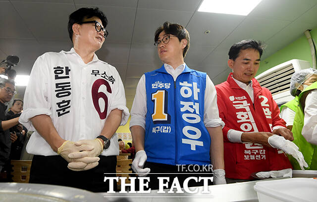 대화하는 한 후보(왼쪽)와 하 후보.