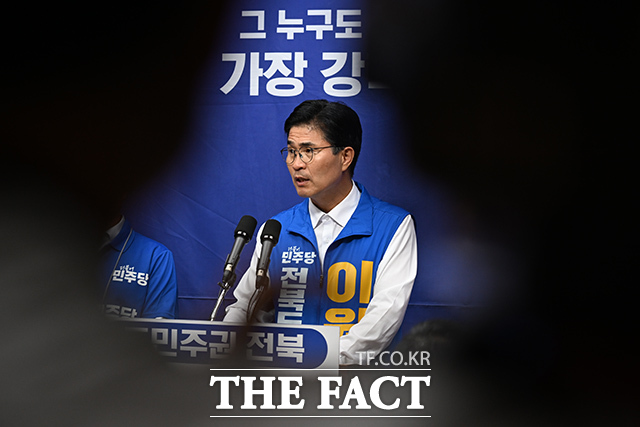 이원택 더불어민주당 전북특별자치도지사 후보가 21일 오후 전북도 전주 완산구 전북특별자치도의회에서 열린 기자회견에 참석해 공약발표를 한 뒤 취재진의 질의에 답변하고 있다. /전주=김성렬 기자