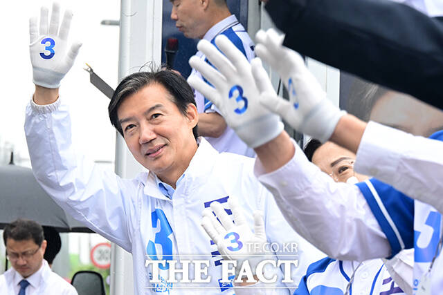 조국 조국혁신당 평택을 국회의원 재선거 후보가 21일 오전 경기 평택시 고덕면 KTX 경기남부역사 예정 부지에서 열린 공식선거운동 출정식에서 지지를 호소하고 있다. /평택=남윤호 기자