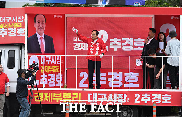 추경호 국민의힘 대구시장 후보가 21일 오전 대구 중구 반원당사거리에서 시민들에게 아침 인사를 하고 있다. /대구=박헌우 기자