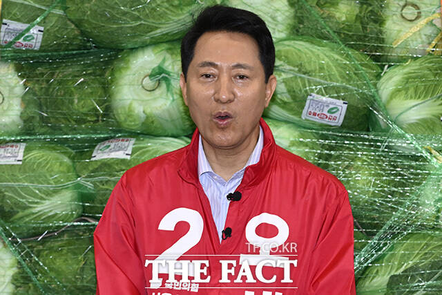 오 후보가 시장 상인과 악수를 하고 있다.