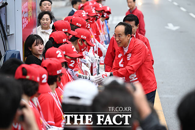 추경호 국민의힘 대구시장 후보가 21일 오전 대구 중구 반원당사거리에서 시민들에게 아침 인사를 하고 있다. /대구=박헌우 기자