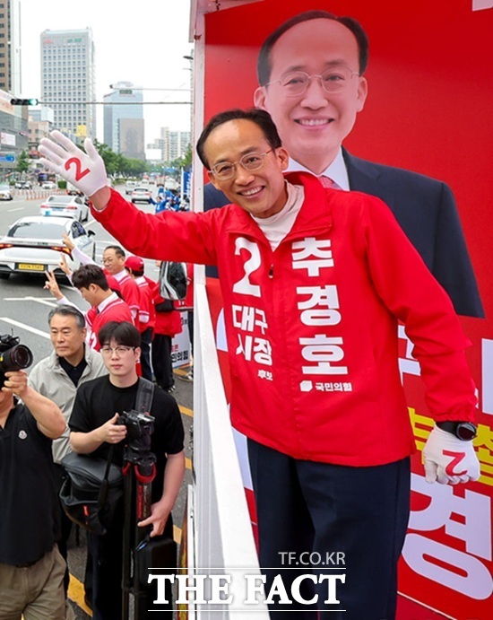 추경호 국민의힘 후보가 선거운동이 시작된 21일 오전 중구 반월당네거리에서 출근길 시민들에게 인사하고 있다. /뉴시스
