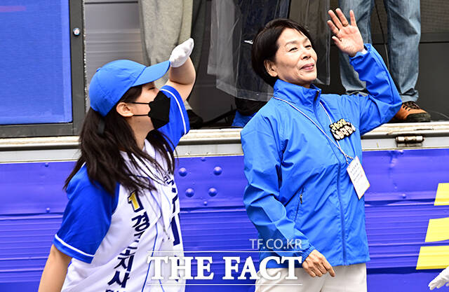 최민희 더불어민주당 의원이 6.3 지방선거 공식선거운동 첫날인 21일 오전 경기 성남시 분당 서현역 앞에서 열린 추미애 경기도지사 후보 선거 출정식에 참석해 선거운동원들과 율동을 하고 있다. /성남=임영무 기자