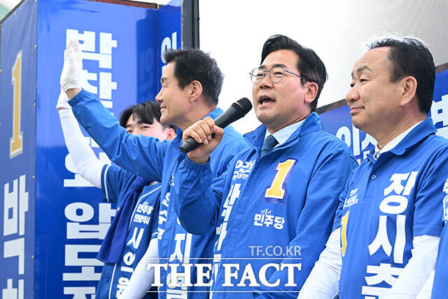 지지 호소하는 박찬대 더불어민주당 인천시장 후보(왼쪽)와 송영길 더불어민주당 연수구갑 재보궐선거 후보.