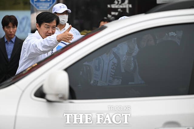 유세 발언에 앞서 운전자들에게 인사하며 악수 청하는 조국 후보.