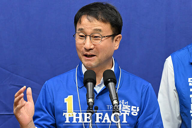 이원택 더불어민주당 전북특별자치도지사 후보가 21일 오후 전북도 전주 완산구 전북특별자치도의회에서 열린 기자회견에 참석해 공약발표를 한 뒤 취재진의 질의에 답변하고 있다. /전주=김성렬 기자