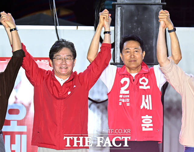 오세훈 국민의힘 서울시장 후보(오른쪽)와 유승민 전 의원이 제9회 전국동시지방선거 공식 선거운동 첫날인 21일 오후 서울 중구 청계광장에서 열린 출정식에서 손을 맞잡고 있다.