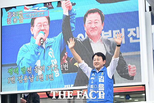 김용남 후보가 유세차에서 지지를 호소하고 있다.