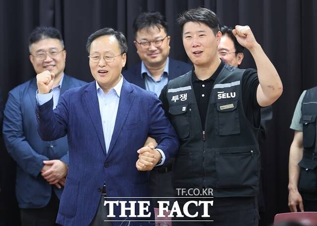 지난 20일 경기도 수원시 장안구 경기고용노동청에서 열린 삼성전자 임금협상을 마친 후 여명구 삼성전자 DS부문 피플팀장(왼쪽)과 최승호 삼성그룹 초기업노동조합 삼성전자지부 위원장이 잠정 합의한에 서명한 후 파이팅을 외치고 있다. /뉴시스