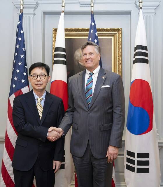 방미 중인 박윤주 외교부 1차관은 20일(현지시간) 크리스토퍼 랜다우 미 국무부 부장관과 한미 외교차관 회담을 갖고 공동 설명자료(조인트 팩트시트·JFS) 이행을 포함한 양자 현안과 지역 및 글로벌 정세 등에 대해 협의했다. /외교부