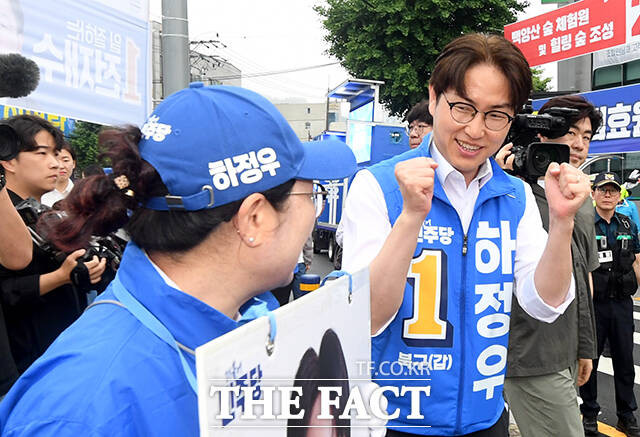 하정우 더불어민주당 부산 북구갑 국회의원 후보가 21일 오전 부산 북구 구포대교 사거리에서 출정식을 열고 발언하고 있다. /부산=박상민 기자