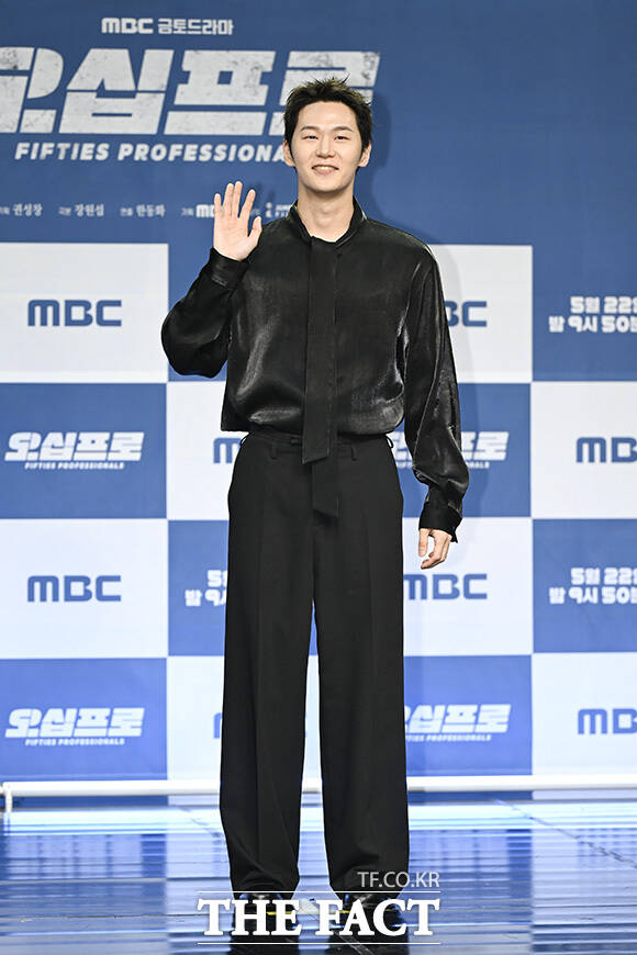 한동화 감독과 배우 이학주, 허성태, 오정세, 신하균, 김신록(왼쪽부터)이 포즈를 취하고 있다.