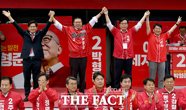 김문수 국민의힘 공동 명예선대위원장, 박형준 후보, 송언석 국민의힘 원내대표, 안철수 국민의힘 공동 명예선대위원장(왼쪽부터)이 시민들에게 지지를 호소하고 있다.