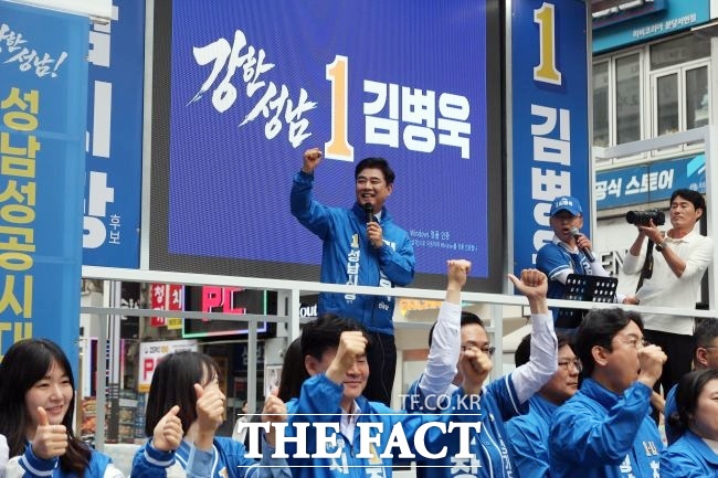 21일 공식 선거운동 첫날 성남시 서현역 5번 출구 앞에서 열린 김병욱 민주당 성남시장 후보 출정식에서 김 후보가 지지자들에게 한 표를 호소하고 있다. /박아론 기자